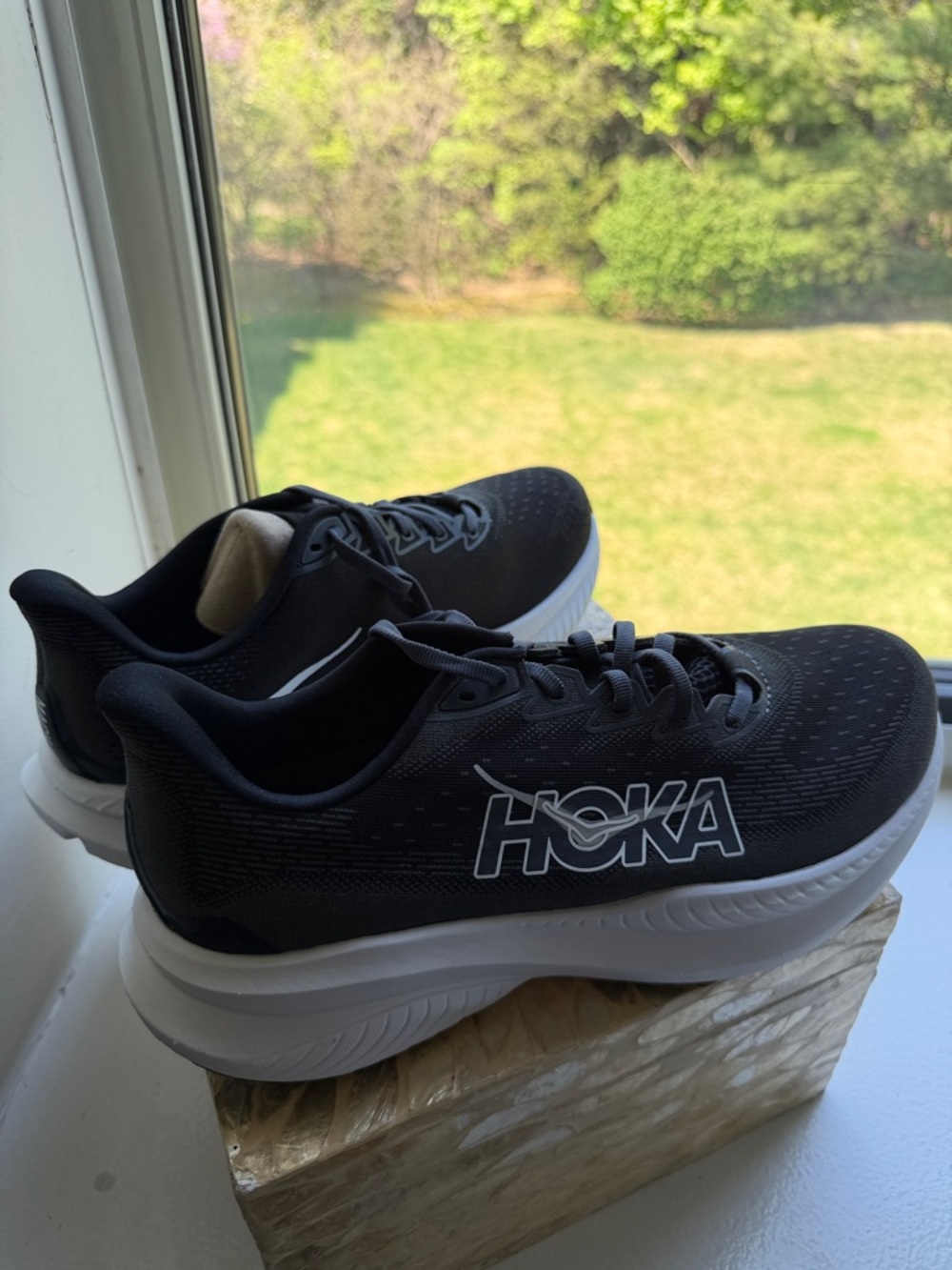 Hoka Black and White men Mach 6 new with no box